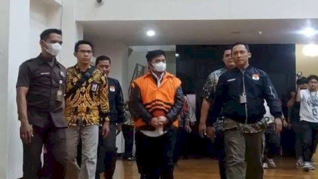Mantan Menteri Pertanian Syahrul Yasin Limpo gunakan rompi KPK dan di borgol usai keluar dari ruang pemeriksaan KPK. ||doc_kpk