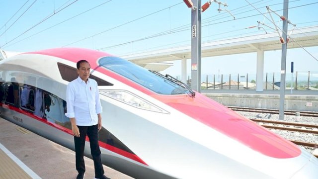 Jokowi jajal kereta cepat Jakarta-Bandung (Foto: Muchlis Jr - Biro Pers Sekretariat Presiden)