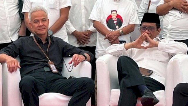 Capres Ganjar Pranowo dan Cawapres Mahfud MD saat mendaftar di KPU RI, Kamis (19/10). Foto:Ist 