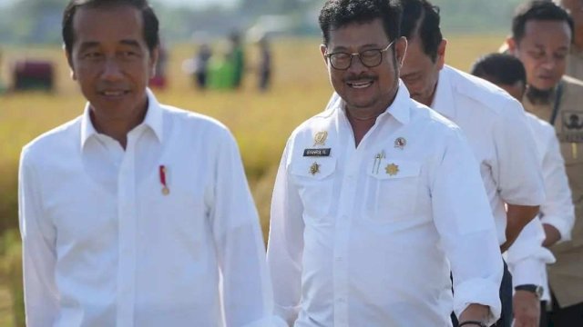 Mentan SYL bersama Presiden Joko Widodo meninjau panen raya di Kelurahan Baji Pamai Kabupaten Maros. Foto:instagram@syasinlimpo