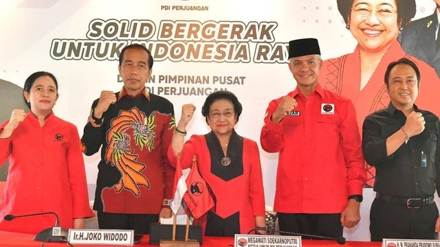 Gubernur Jateng Ganjar Pranowo berfoto bersama dengan Presiden Jokowi, Ketum PDIP Megawati Soekarnoputri dan Puan Maharani usai diusung sebagai Capres dari PDIP, pada Jumat (21/4/2023). Foto: dok Istana Presiden