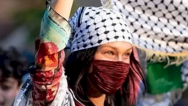 Potret Bella Hadid saat turun ke jalan bersama massa pendukung Palestina. Foto: ist