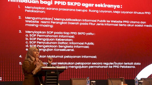 Plt Kepala Dinas Kominfo Kota Makassar, Ismawaty Nur paparkan hasil presentasi Monev Pemkot Makassar terkait keterbukaan informasi publik di Hotel Aston, Senin (27/11/2023).