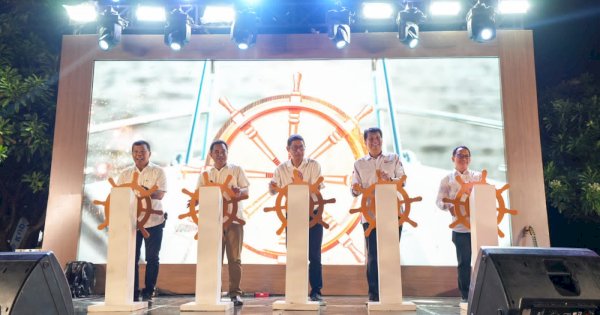 Putar Kemudi Kapal Pinisi, Pj Gubernur Bersama Pimpinan OJK Launching Program EKI di Desa Lembanna