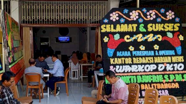 Karangan bunga terpajang saat peresmian kantor redaksi harian.news dan Warkop DK'10 Makassar. Foto:dok_harian.news