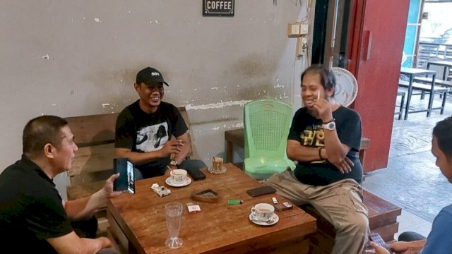 Para Bacaleg PKB. Mulai Deng Ical (kiri), Rusdi Bucek (tengah), dan Irfan Ilyah (kanan) ngopi di Barru, Kamis (2/11). 