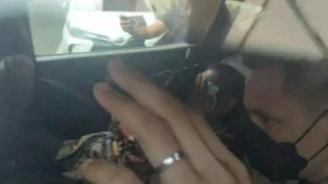 Firli Bahuri usai diperiksa di Bareskrim Polri memilih menyembunyikan wajahnya. Foto: ist