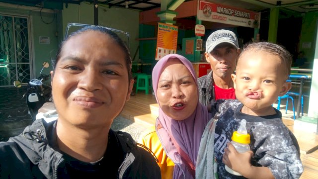 Darwis bersama keluarga dan relawan Subarga Community. Foto: dok