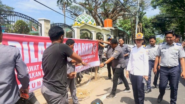 Bersama PD Parkir, Dishub Makassar Operasi Larangan Parkir Depan RS Labuan Baji