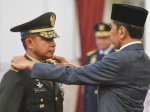 Dilantik Resmi, Jokowi Serahkan Tongkat Panglima TNI ke Jenderal Agus Subiyanto