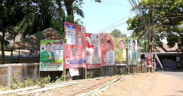 DLH Makassar Tertibkan APK yang Paku Pohon, Hasilnya Terkumpul 4 Kilogram Paku dan Kawat