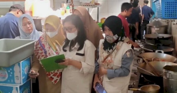 DLH Makassar Mendatangi RM Gurame untuk Tindaklanjut Aduan Masyarakat