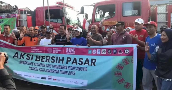 Hari Lingkungan Hidup Sedunia 2023, Fatmawati Bersama DLH Bersih-bersih Sampah di Pasar Pa’baeng-baeng