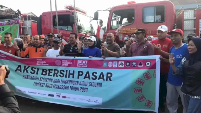 Hari Lingkungan Hidup Sedunia 2023, Fatmawati Bersama DLH Bersih-bersih Sampah di Pasar Pa’baeng-baeng