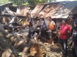 Bersama Lurah dan DLH, Legislator Ini Bantu Warga yang Rumahnya Tertimpa Pohon