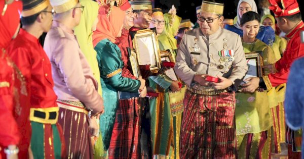 Berdedikasi, Pemkot Makassar Anugerahi Penghargaan ke Pegawai