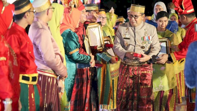 Berdedikasi, Pemkot Makassar Anugerahi Penghargaan ke Pegawai