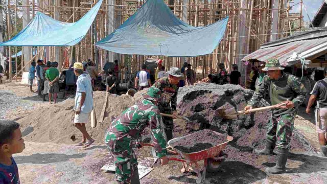 Personel Koramil 1411-02 Bulukumba gotong-royong bersama warga pengecoran Masjid Taqwa Muhammadiyah. Foto:Ist 