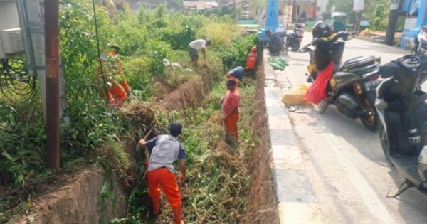 Satgas Drainase Gerak Cepat Bersihkan ‘Selokan’ di Kompleks Purn TNI AU