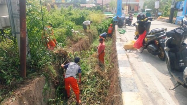 Satgas Drainase Gerak Cepat Bersihkan ‘Selokan’ di Kompleks Purn TNI AU