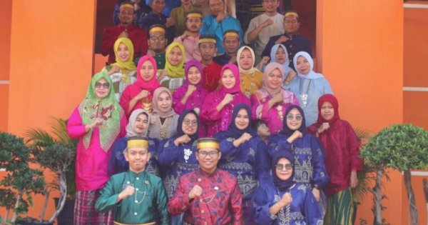 Camat dan Pegawai Kecamatan Biringkanaya Gunakan Pakaian Adat di HUT Kota Makassar Ke-416