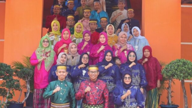 Camat dan Pegawai Kecamatan Biringkanaya Gunakan Pakaian Adat di HUT Kota Makassar Ke-416