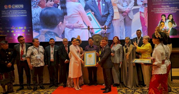 Presiden WOCPM Prof Deby Vinski Terima Dua Rekor Sekaligus