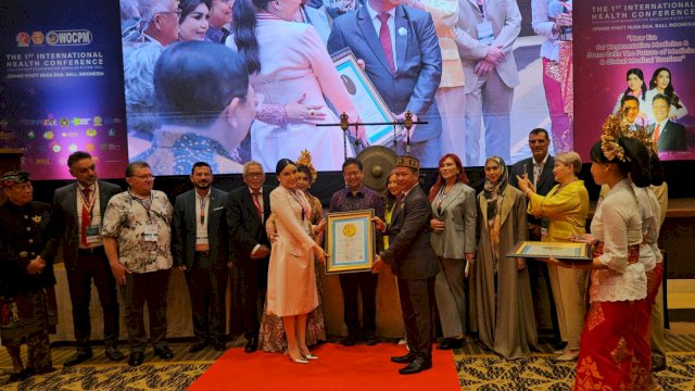 Presiden WOCPM Prof Deby Vinski Terima Dua Rekor Sekaligus