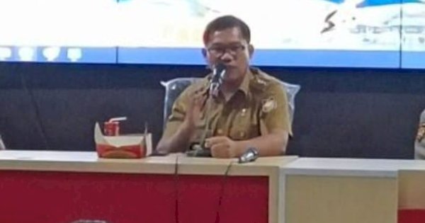 Camat Biringkanaya Instruksikan kepada Petugas Kebersihan untuk Jaga Kebersihan