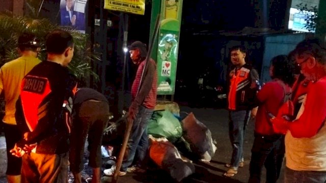 Pemasangan tiang rambu lalulintas, Selasa (14/11). 