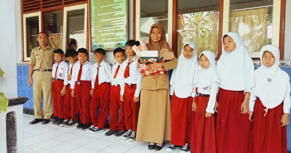 Hari Guru, Orangtua Siswa Kelas 3 SDN 2 Jamus Beri Kejutan Wali Kelas