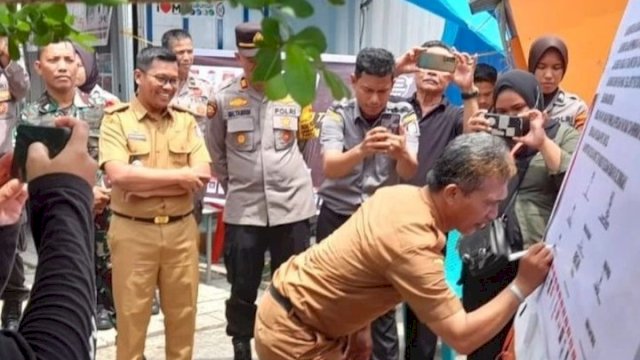 Camat Ben Tandatangani Pemilu Damai 2024