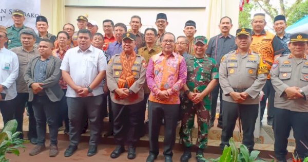 Camat Biringkanaya Hadiri Peresmian Sumur Bor dan Pemberian Sembako oleh Mabes Polri di Makassar