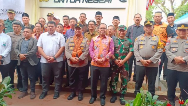 Camat Biringkanaya Hadiri Peresmian Sumur Bor dan Pemberian Sembako oleh Mabes Polri di Makassar