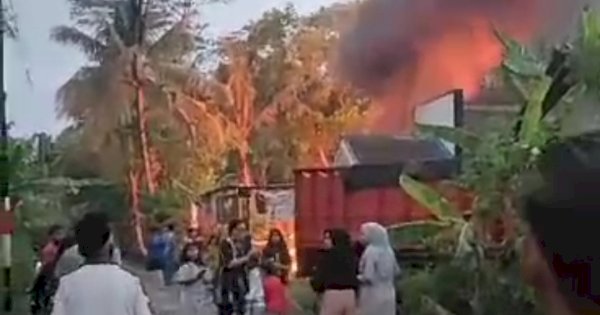 Satu Rumah, Mobil dan Motor Terbakar di Bakalan Magelang, Warga Berhamburan