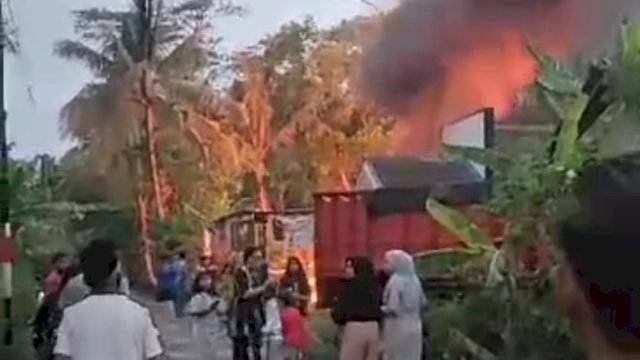 Satu Rumah, Mobil dan Motor Terbakar di Bakalan Magelang, Warga Berhamburan