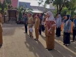 Seklur PAI Rina Pimpin Apel Pagi di Depan Kantor Kelurahan
