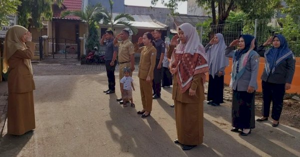 Seklur PAI Rina Pimpin Apel Pagi di Depan Kantor Kelurahan