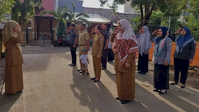 Seklur PAI Rina Pimpin Apel Pagi di Depan Kantor Kelurahan