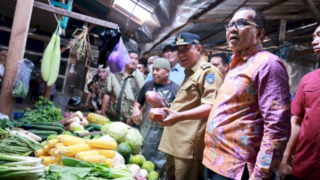 Danny Pomanto mendampingi Pj Gubernur Sulsel mengecek harga sembako di Pasar Toddopuli, Kamis, (30/11/2023).