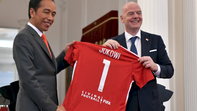 Presiden RI, Joko Widodo bersama Presiden FIFA Gianni Infantino. Foto: dok