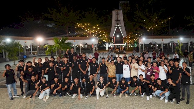 Moment PJ Gubernur Sulsel Bahtiar Baharuddin berfoto bersama dengan PSM Makassar. Foto dok humas Pemprov Sulsel