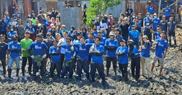 Pandawara Grup, DLH Makassar, Warga Tallo Kolaborasi Bersihkan Sampah di Kampung Nelayan