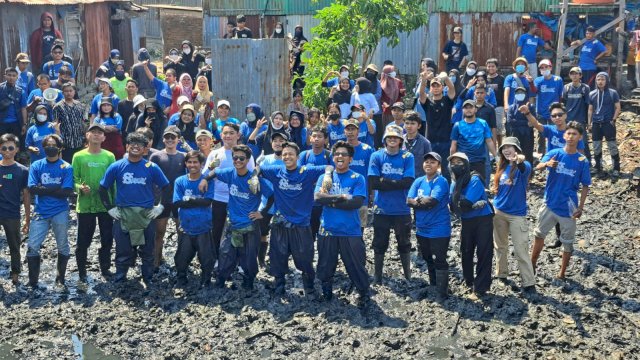 Pandawara Grup, DLH Makassar, Warga Tallo Kolaborasi Bersihkan Sampah di Kampung Nelayan