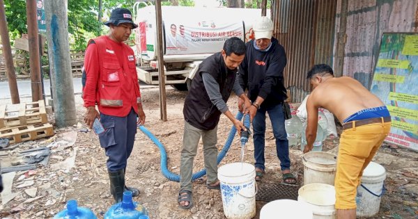 Makassar Krisis Air Bersih, Karang Taruna dan PMI Salurkan Bantuan hingga Fasilitasi Sumur Bor