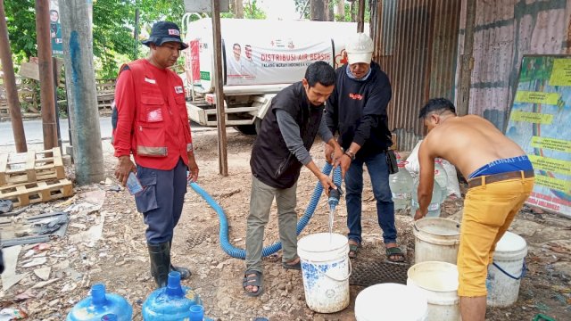 Batuan air bersih disalurkan oleh KArang Taruna bekerja sama dengan PMI Makassar. Foto: dok