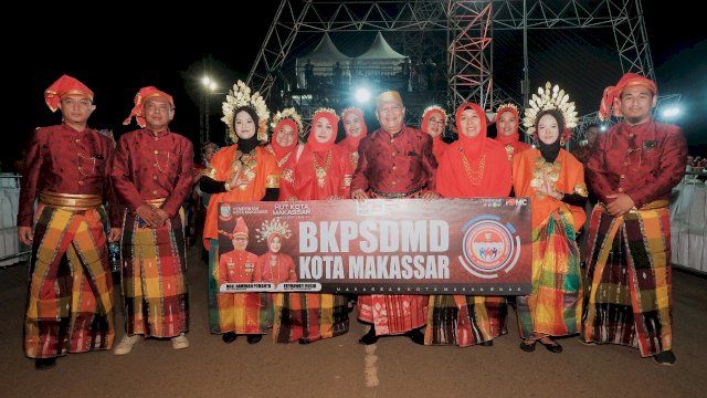 Ramaikan Malam HUT Kota Makassar, BKPSDMD dan 150 Binaan Disdik di Karnaval