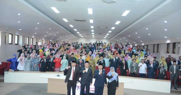 Didampingi Kepala BKPSDMD Makassar, Danny Serahkan Satyalencana dari Presiden ke 196 ASN