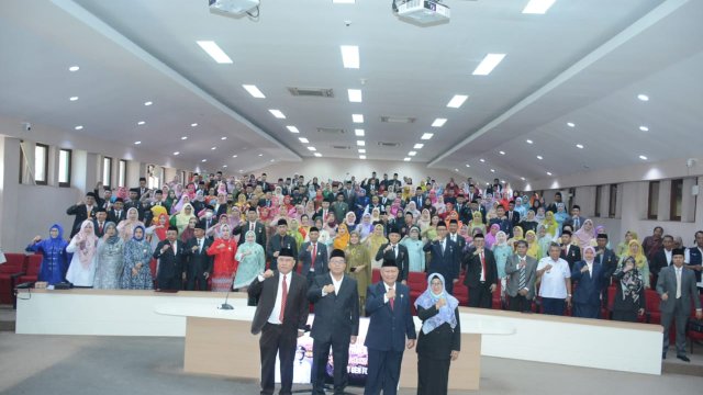 Didampingi Kepala BKPSDMD Makassar, Danny Serahkan Satyalencana dari Presiden ke 196 ASN