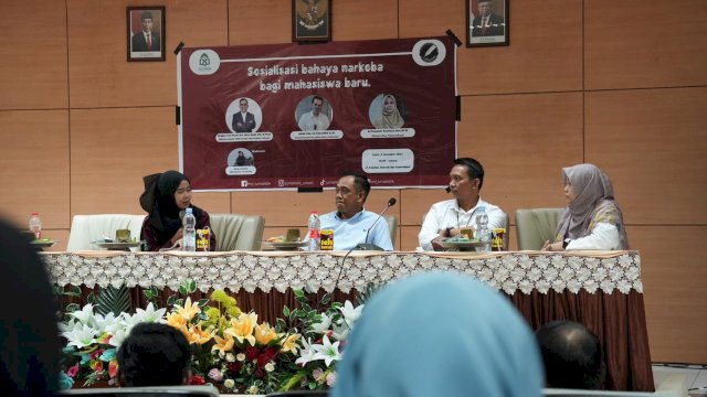 Idris Kadir saat menyampaikan sosialisasi bahaya penyalahgunaan narkoba di hadapan mahasiswa baru (maba) Universitas Islam Negeri Alauddin Makassar (UINAM), Senin (6/11/2023). Foto: dok